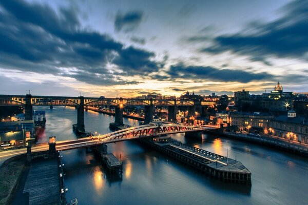 Puente sobre el Támesis por la noche