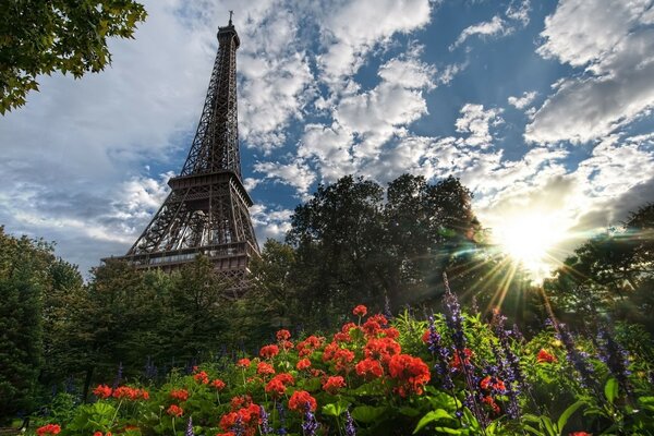 La torre Eiffel en el cielo con nubes