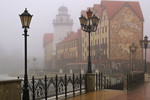 Miasto we mgle. nabrzeże. zejście do wody