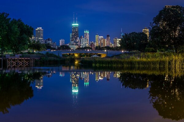 Reflejo en el agua. Noche De Chicago