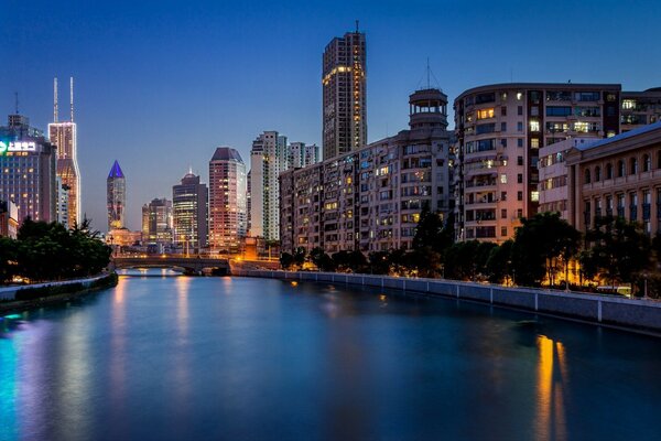 El río Shanghai por la noche