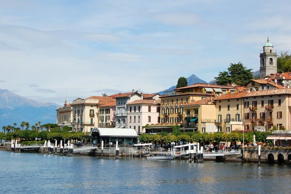 Front de mer de Lombazdia, maisons sur le rivage