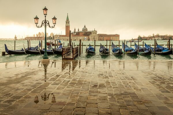 Venezianische Gondeln am Ufer des Ufers