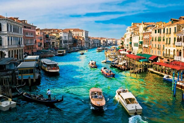 Kanal in Venedig mit Gondeln und Booten