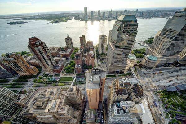 Rascacielos de nueva York cerca del río Hudson