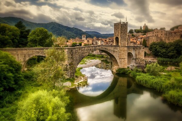 Réflexion d un pont de pierre dans la rivière Fluvia