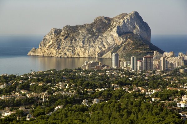 Un affascinante panorama della città e delle scogliere nel mezzo del Mar Mediterraneo