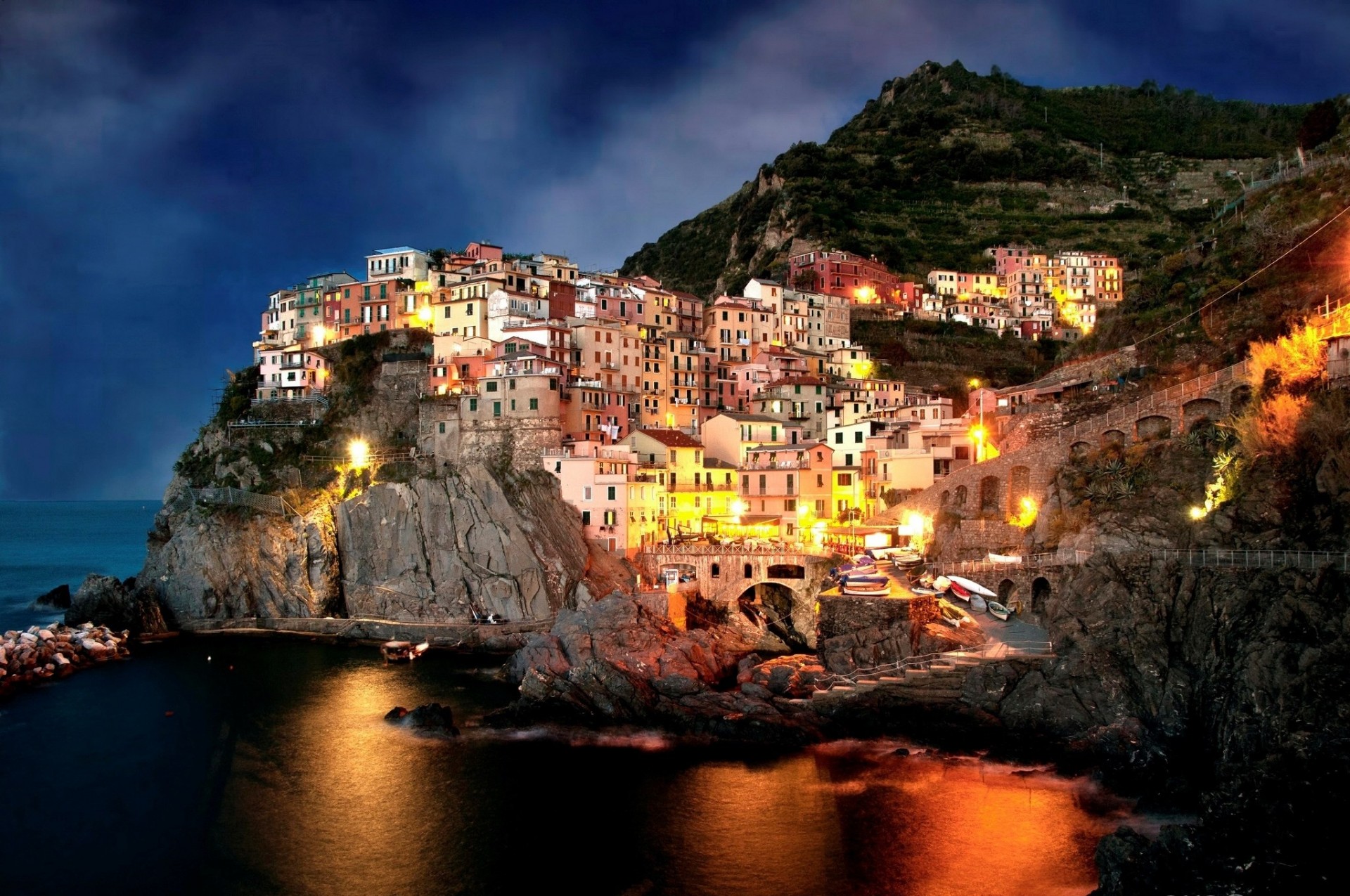 italie amalfi nuit côte ville bateaux roches maisons