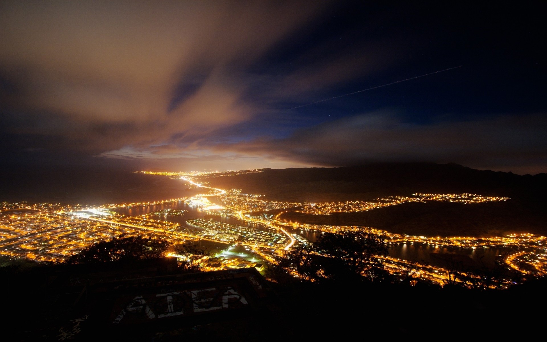 lumières nuit ville vue de dessus ciel