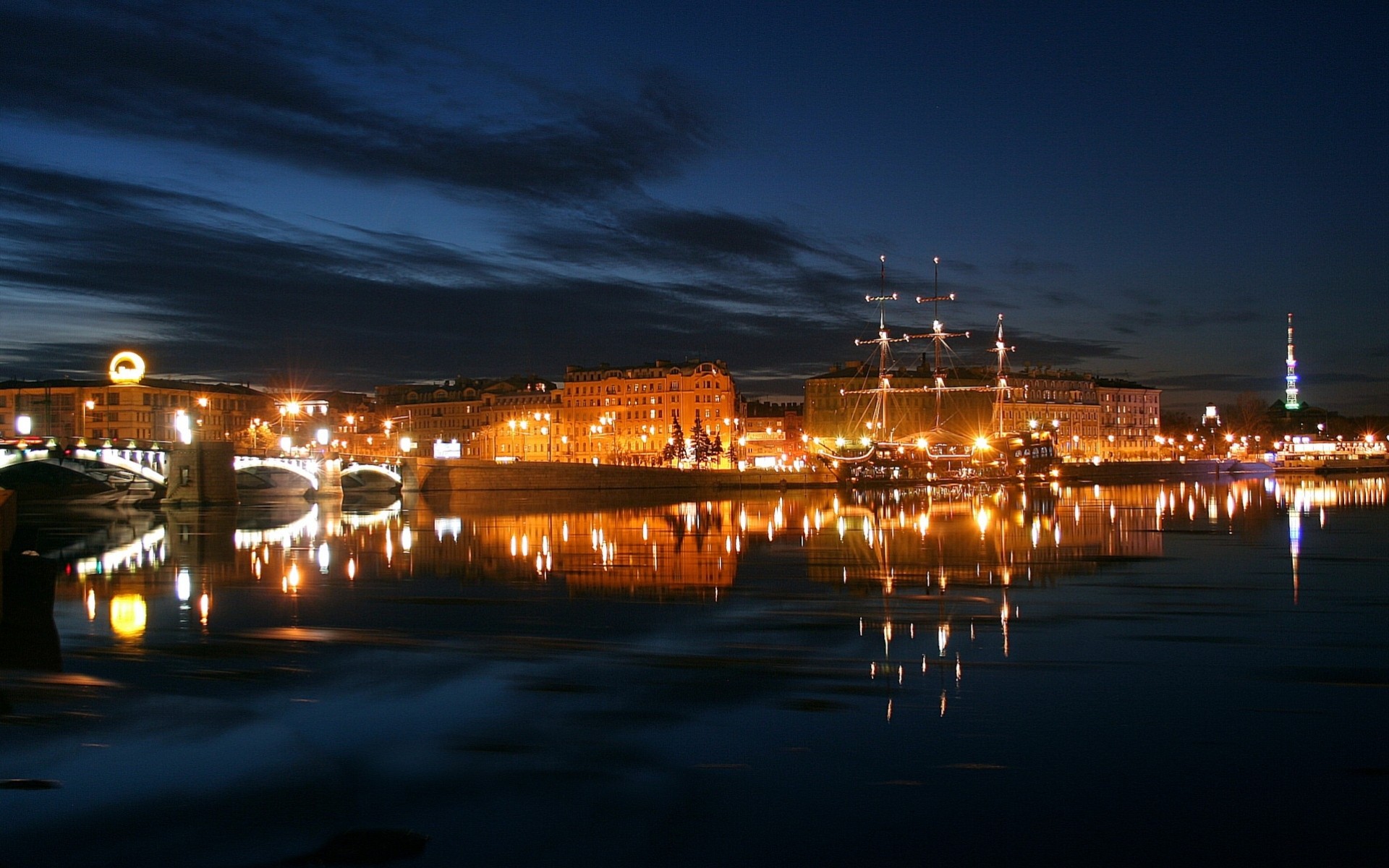 luces río noche ciudad