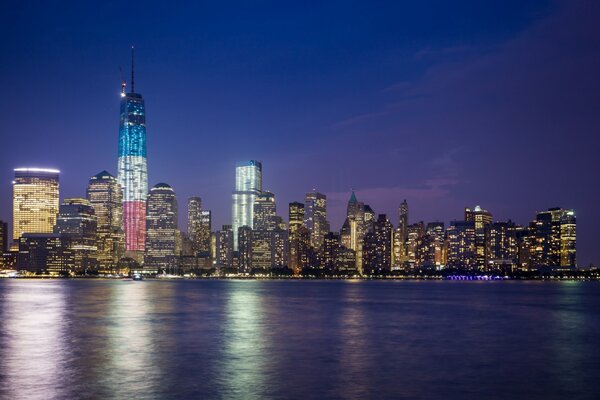 Manhattan notturna sullo sfondo Dell East River