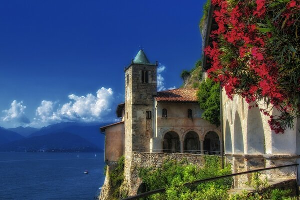 Monasterio de Santa Caterina del Sasso en las montañas de Italia