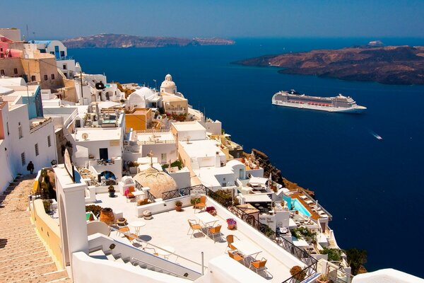 Maisons blanches de Santorin. Vue de la montagne sur la mer