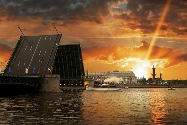 San Petersburgo. Noches blancas. Puente divorciado