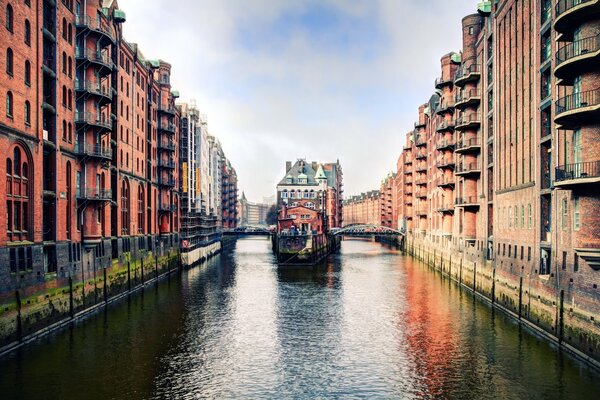 Calle con casas en Alemania cerca del canal