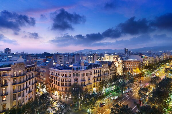 Die nächtlichen Straßen von Barcelona in Spanien