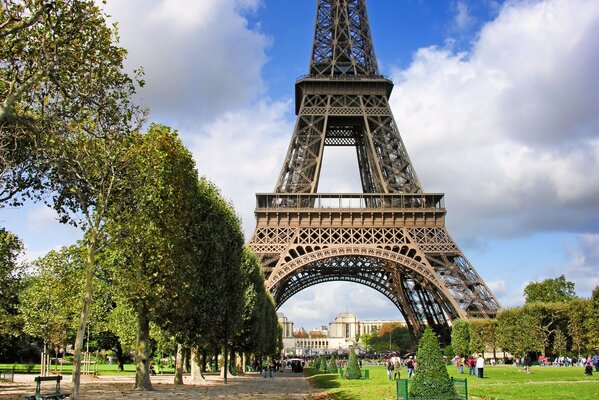 La torre Eiffel contra el campo de Marte