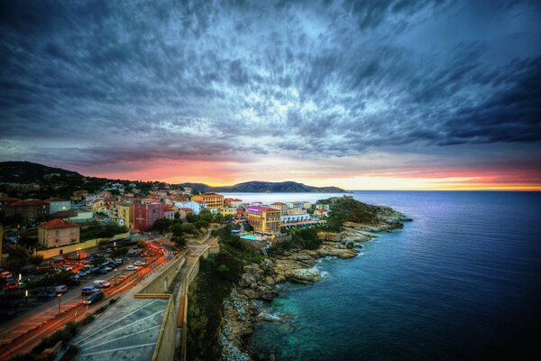 Brillante puesta de sol en la costa francesa