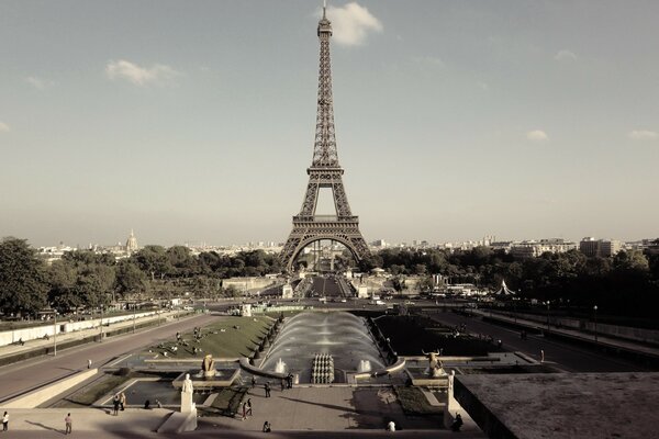 Torre Eiffel en verano sepia