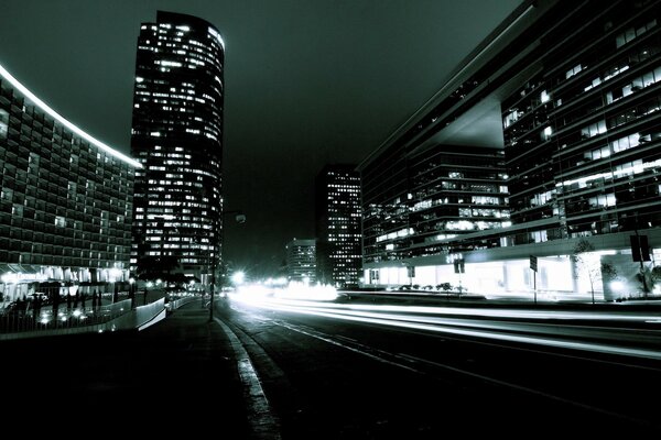 Viale notturno alla luce delle luci