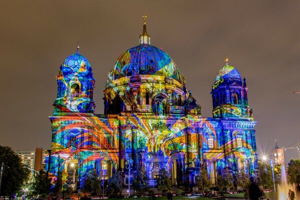 La catedral de Berlín brilla con luces por la noche