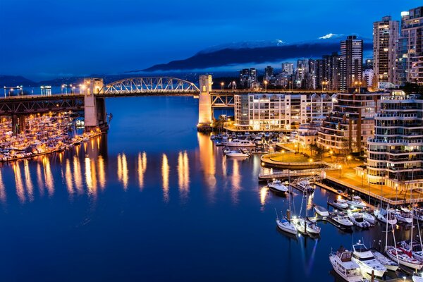 Yachts dans le port de Vancouver Marina ville nuit popnorama