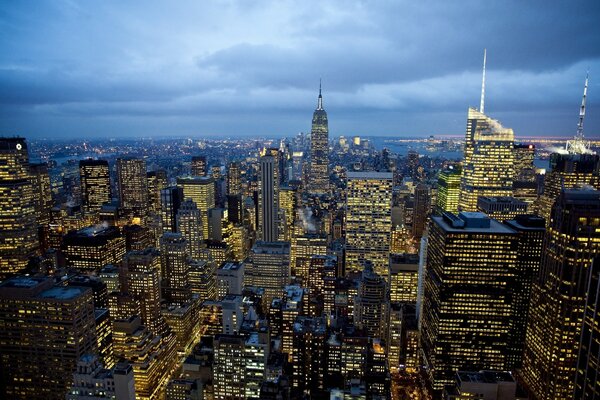 Nuit de New York à la lumière des nuages d orage