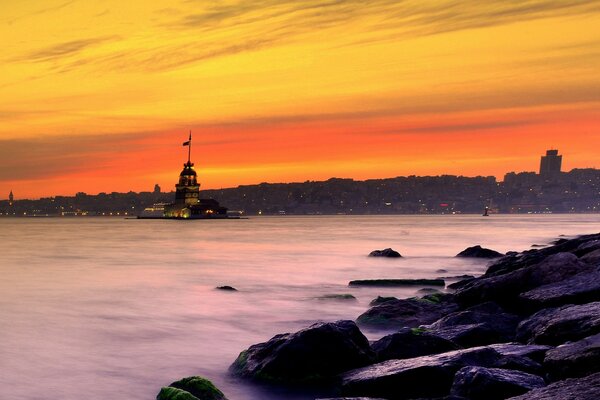 Mer calme au coucher du soleil à Istanbul