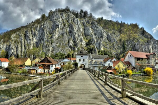 Holzbrücke in der Stadt Deutschland, schöne Klippen