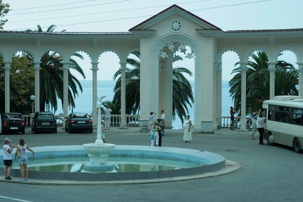 Turistas en Abjasia cerca del arco