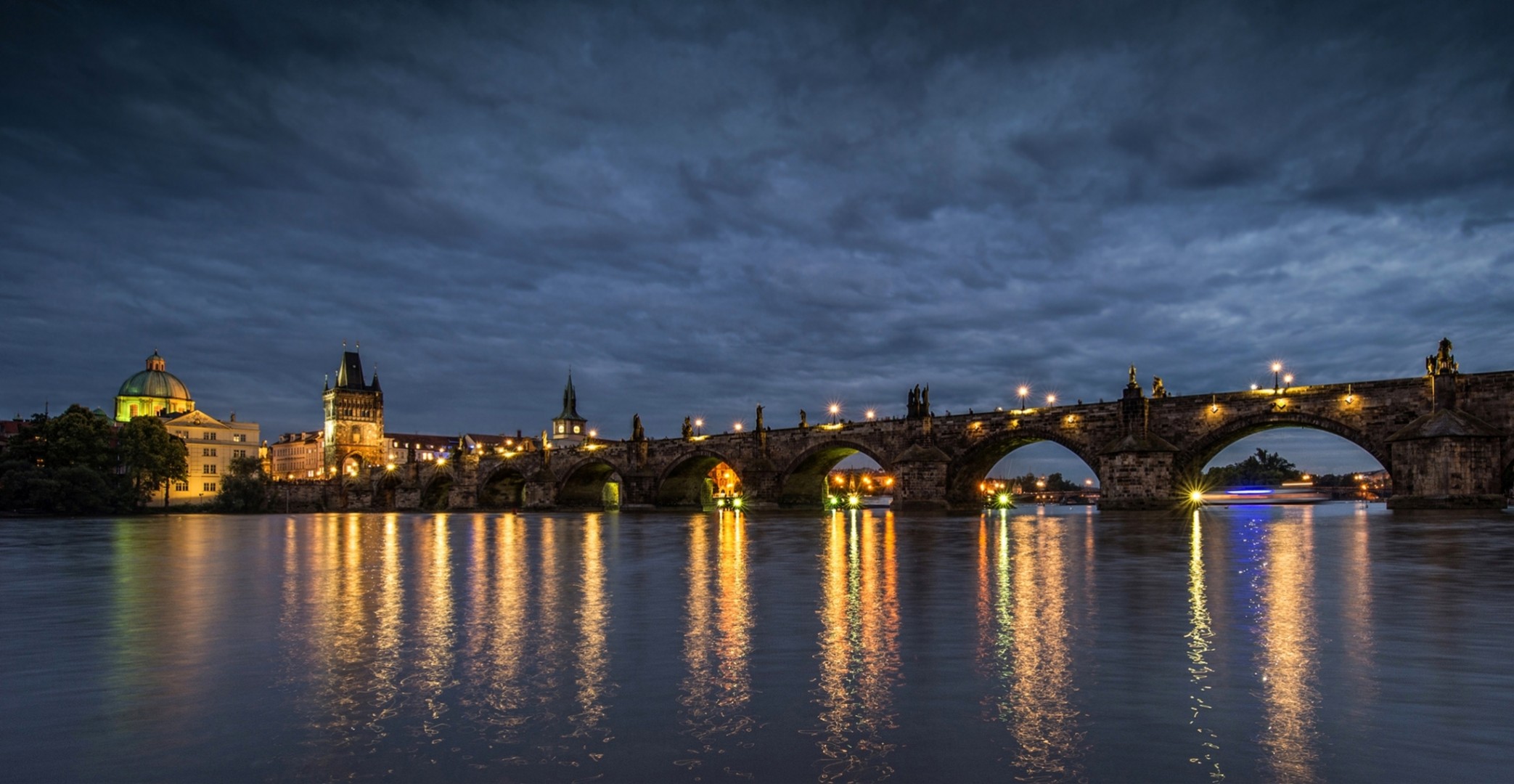 moldava luces puente de carlos río reflexión luz ciudad noche cielo república checa praga república checa