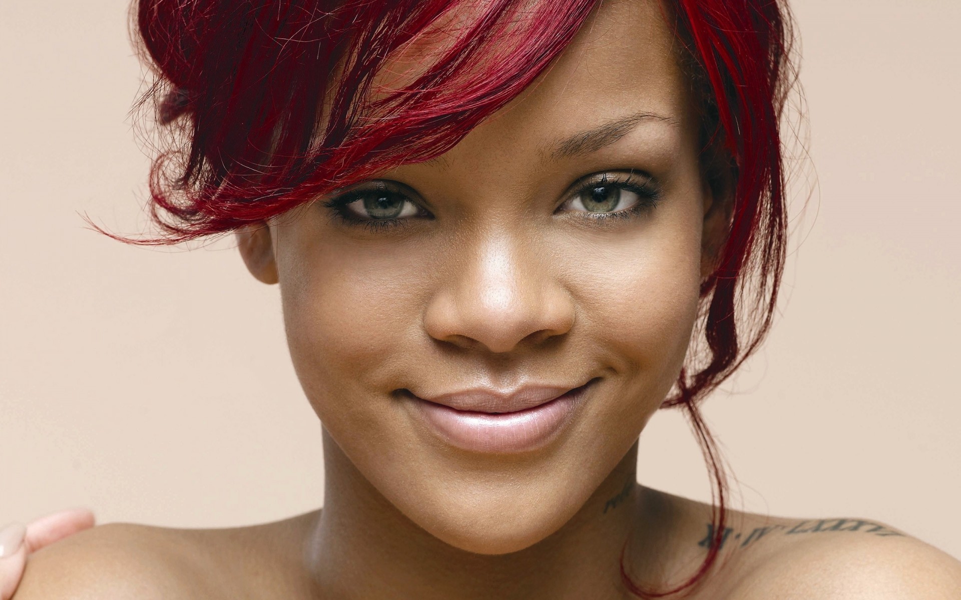 brunette visage tatouages rihanna