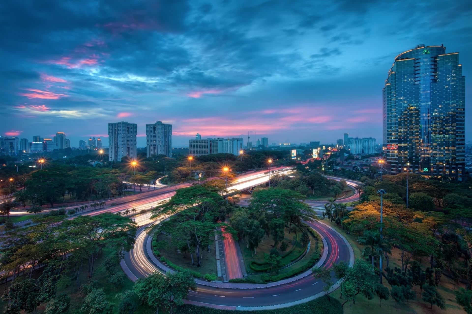 lumières jakarta indonésie gratte-ciel métropole ville lumières nuit ciel bâtiment nuages éclairage capitale arbres maisons