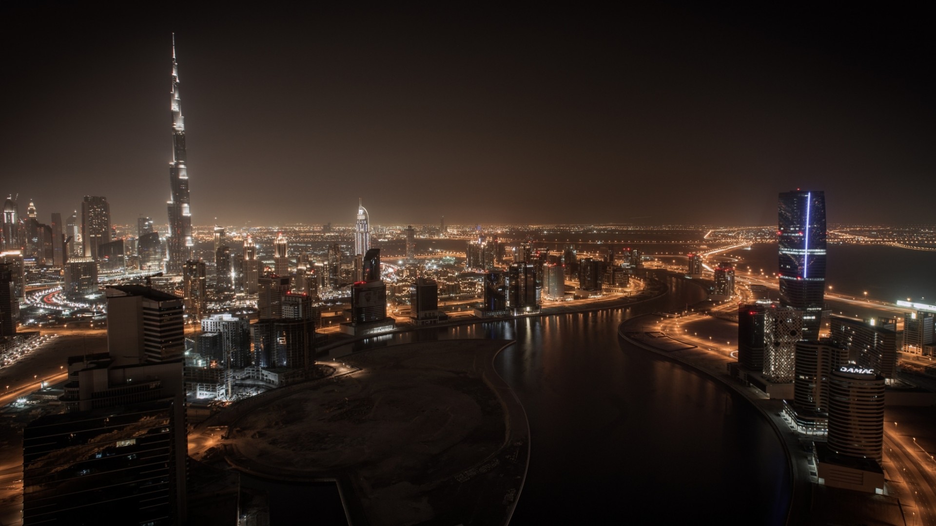 dubaj noc drzewa domy panorama. naght miasto