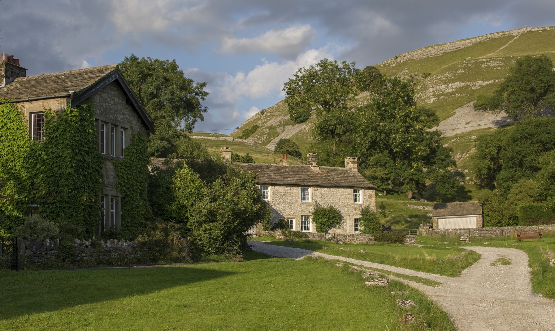 north yorkshire dorf england bäume gebäude verfolgen rasen coniston