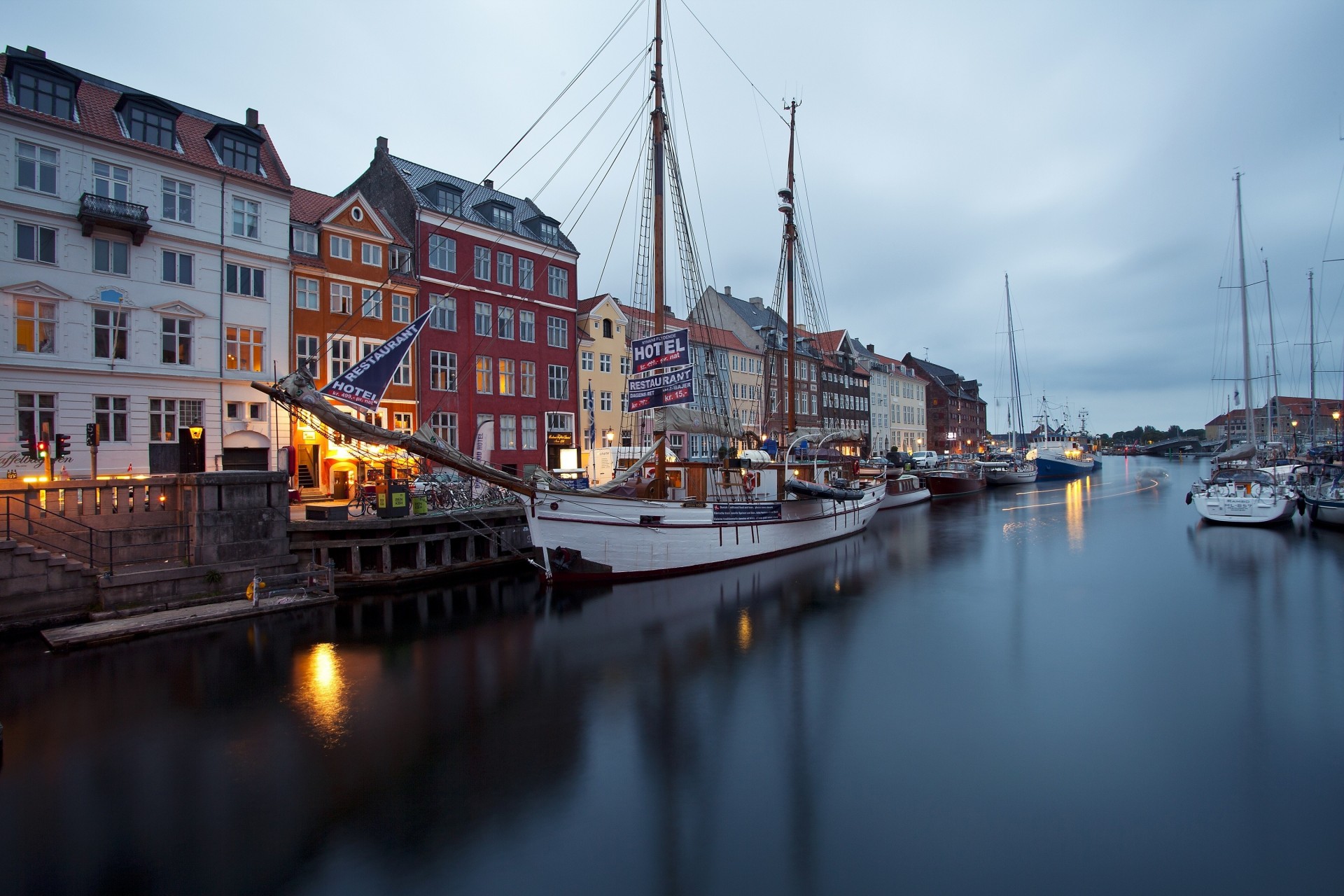 jachty kopenhaga dania nyhavn nowy port budynek przystań żaglówka promenada