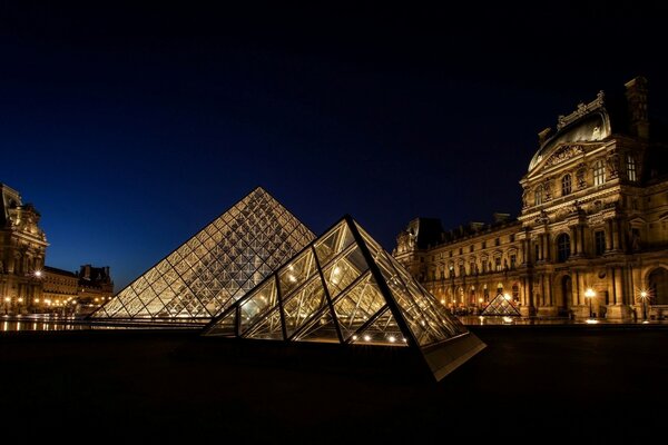 Museo del Louvre en París nocturno