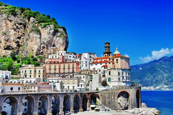 Città di montagna sulla costa