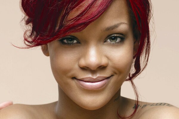 Rihanna faccia Bruno dritto bruna