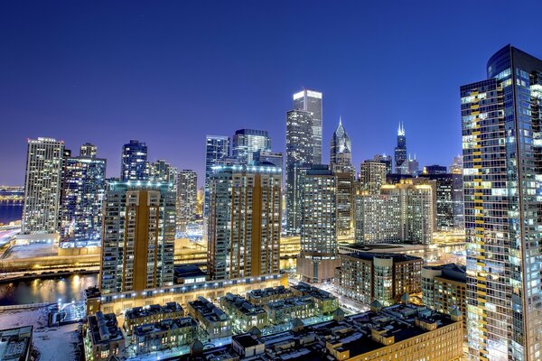 Wolkenkratzer der Nachtstadt Chicago