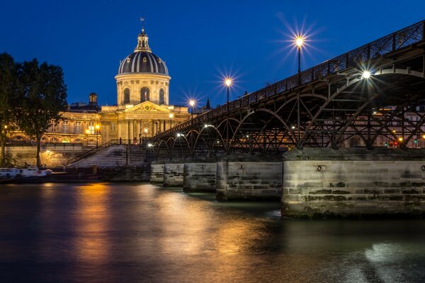 Pont sur la rivière à Paris soir