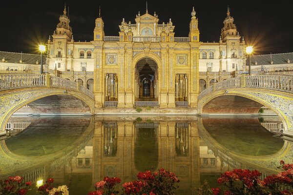 Reflejo de dos puentes de piedra en el lago