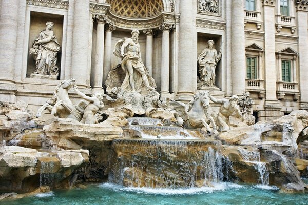 Fontana decorata con sculture in pietra