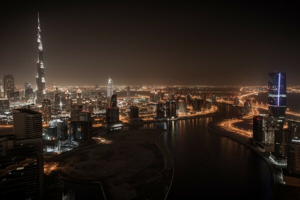 Panorama urbain nocturne de Dubaï