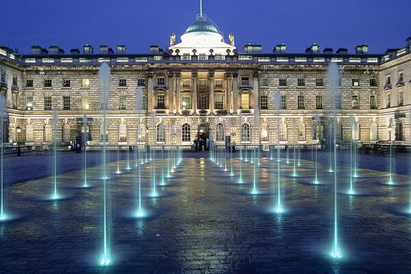 Fontaine bleue dans la nuit