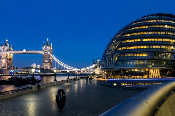 Nachtlichter der Tower Bridge über der Themse