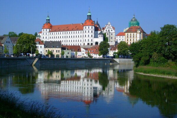 Réflexion des bâtiments dans le Danube