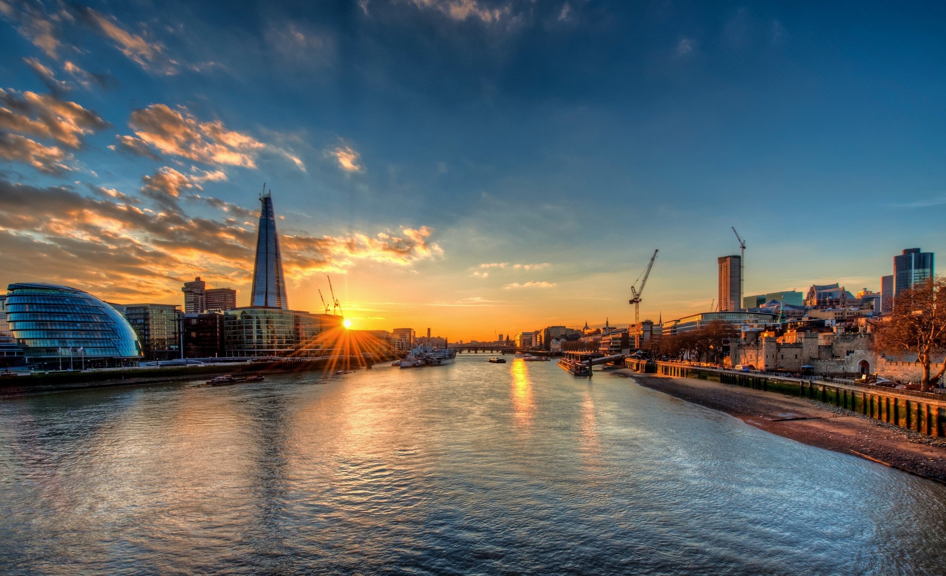 zachód słońca rzeka thames londyn ratusz shard tamiza