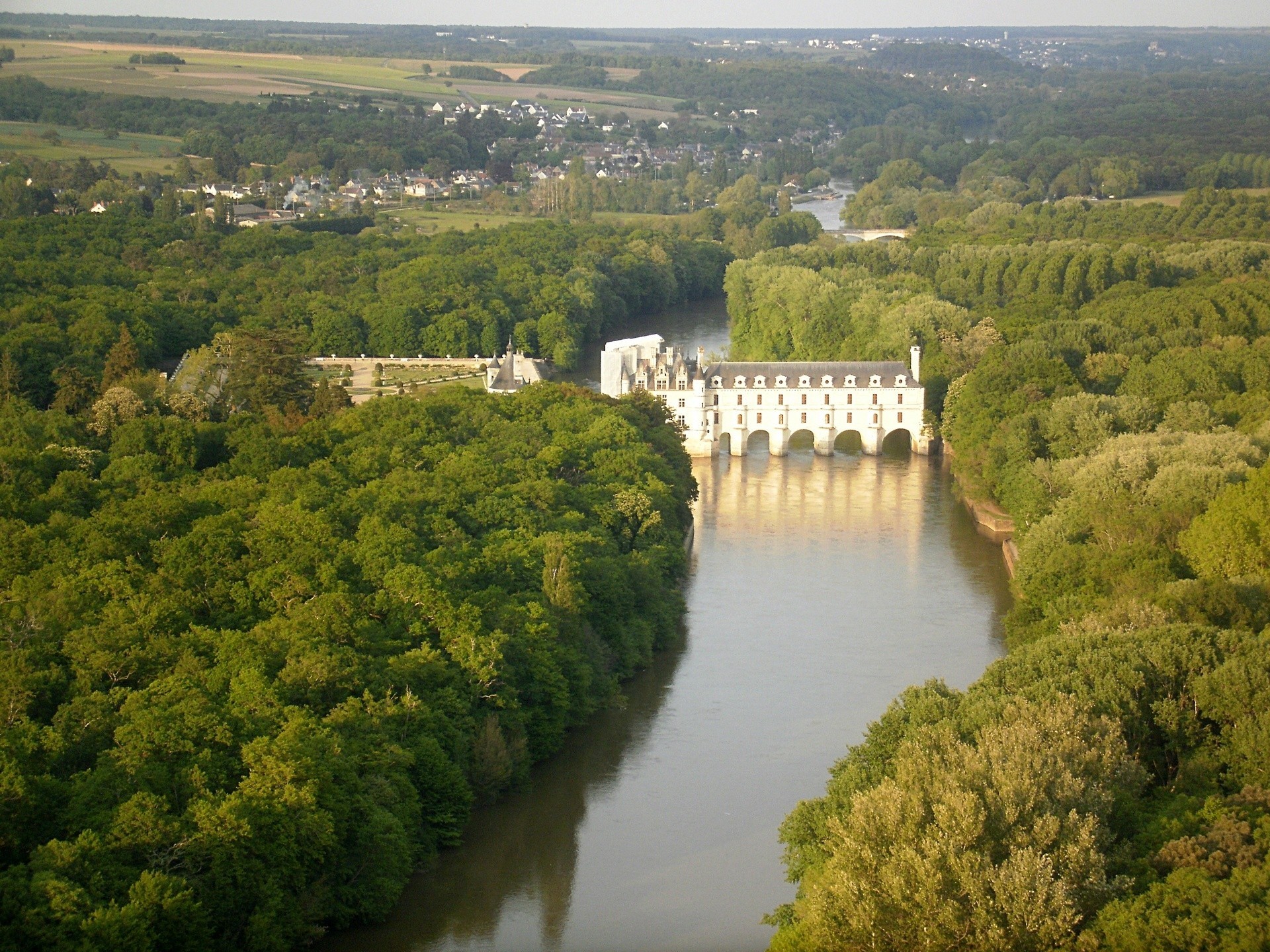 landschaft fluss frankreich wald schloss chenonceau panorama qatar airway