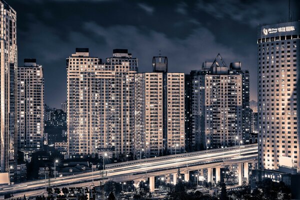 Die chinesische Stadt Shanghai wird nachts fotografiert